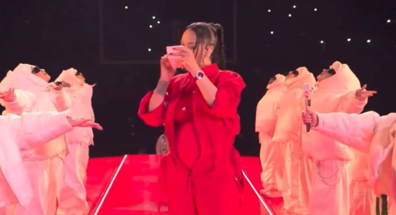 去年5月刚生子 蕾哈娜超级杯挺肚演唱