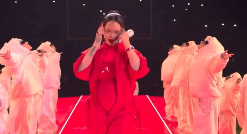 去年5月刚生子 蕾哈娜超级杯挺肚演唱