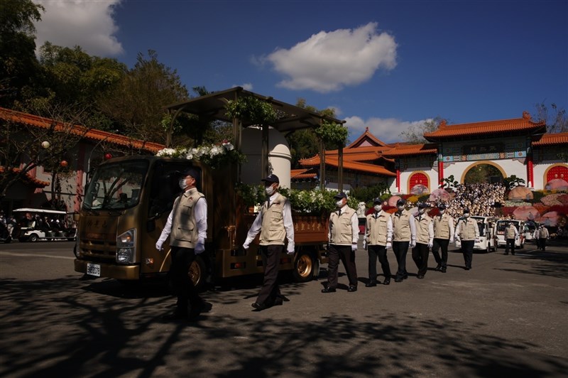 取代//星云大师大仙寺火化 众弟子跪送最后一程