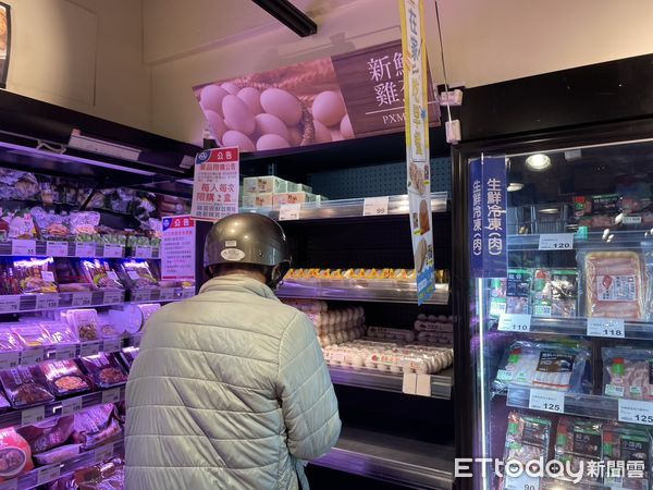 台湾超市、超商“蛋架惨况”!全联还有蛋 一上架民众抢买