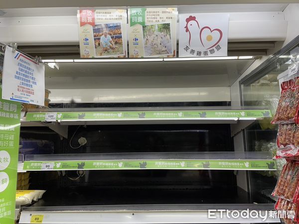 台湾超市、超商“蛋架惨况”!全联还有蛋 一上架民众抢买