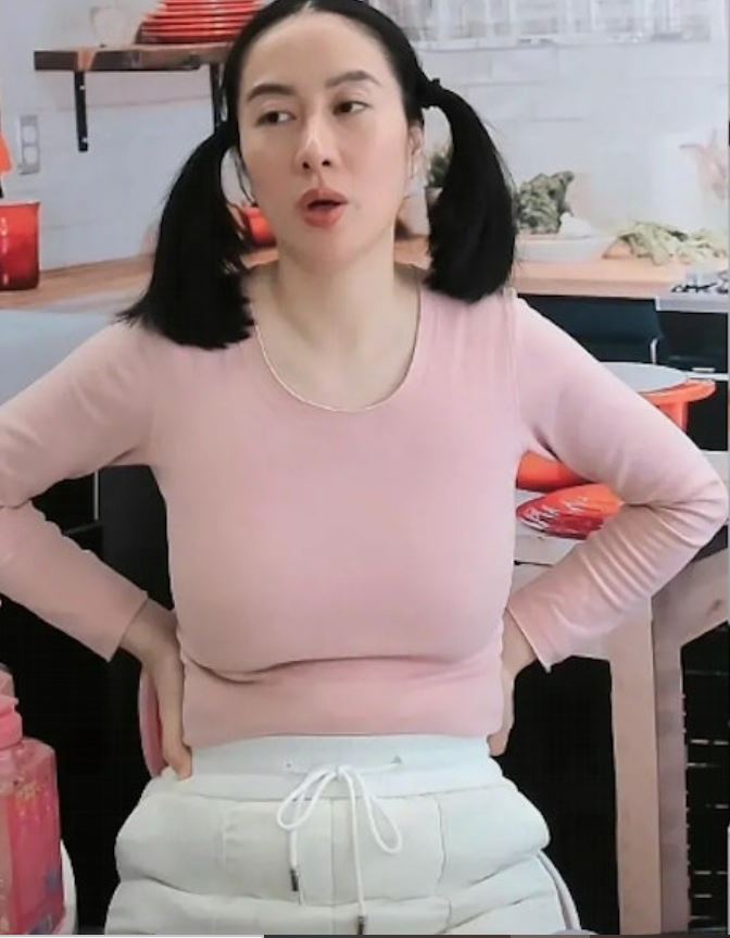 叶璇不顾仪态直播抠鼻孔 眼神呆滞网疑精神状况