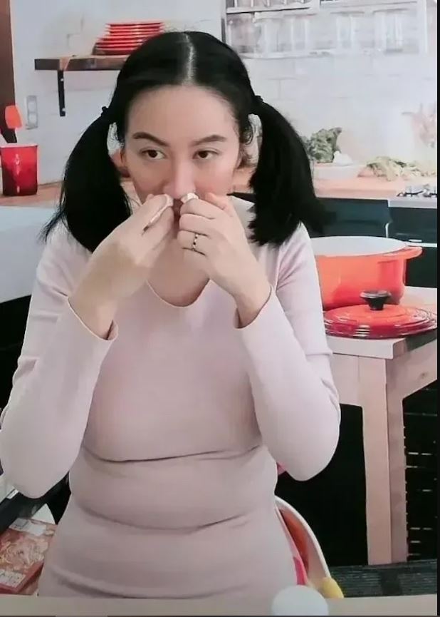 叶璇不顾仪态直播抠鼻孔 眼神呆滞网疑精神状况