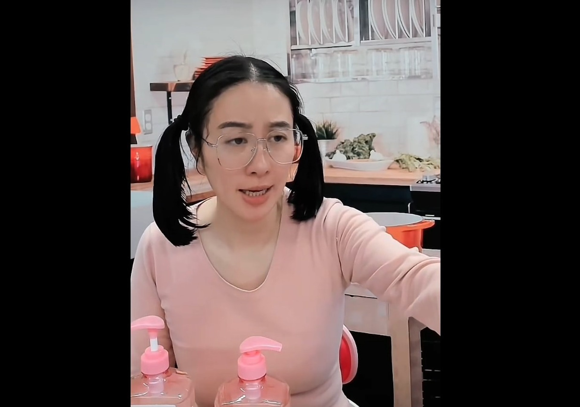 叶璇不顾仪态直播抠鼻孔 眼神呆滞网疑精神状况