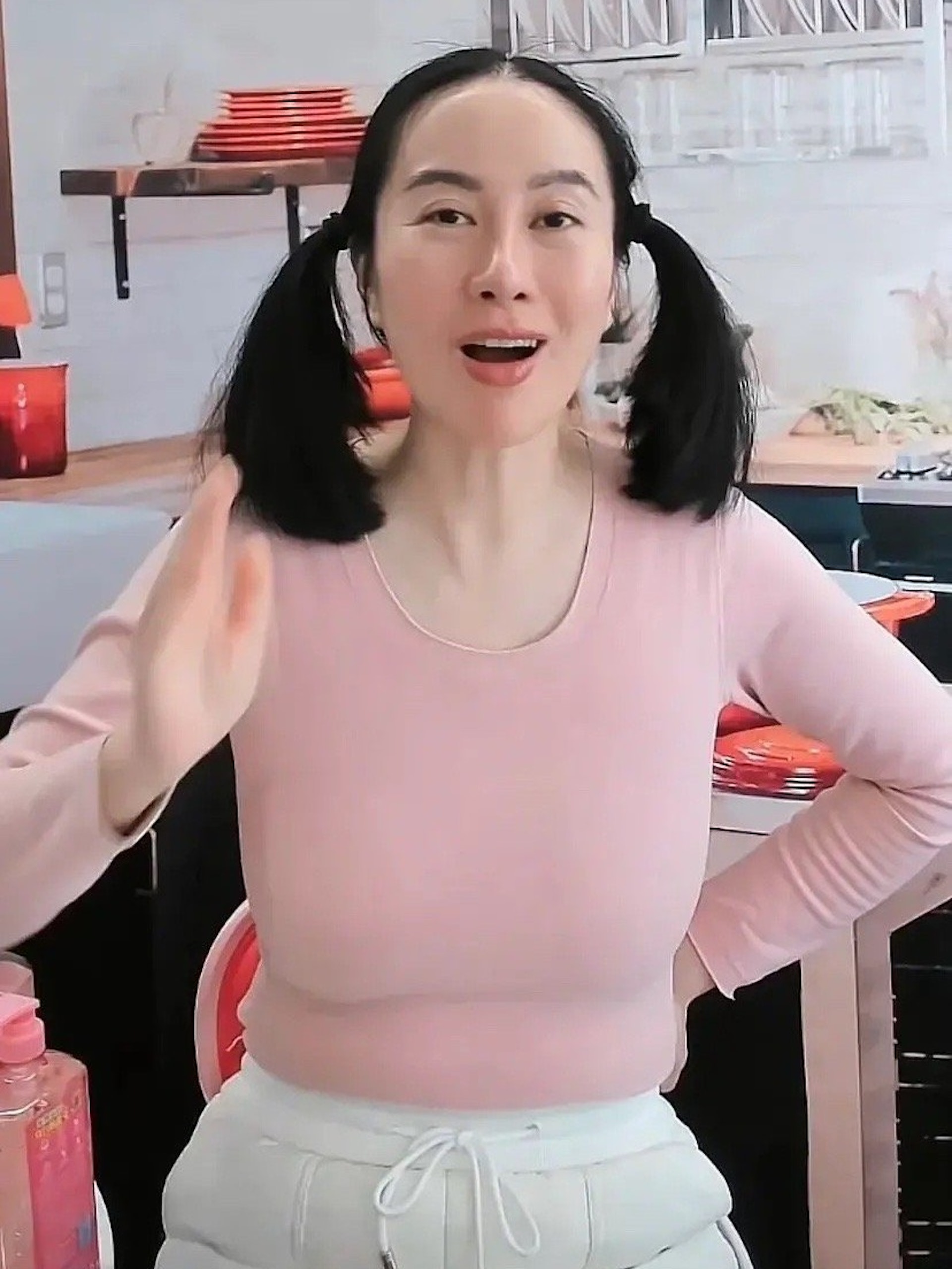 叶璇不顾仪态直播抠鼻孔 眼神呆滞网疑精神状况