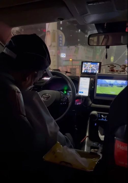 司机等红灯竟睡着 男子怕得半路下车 拖行李走1.6公里回家