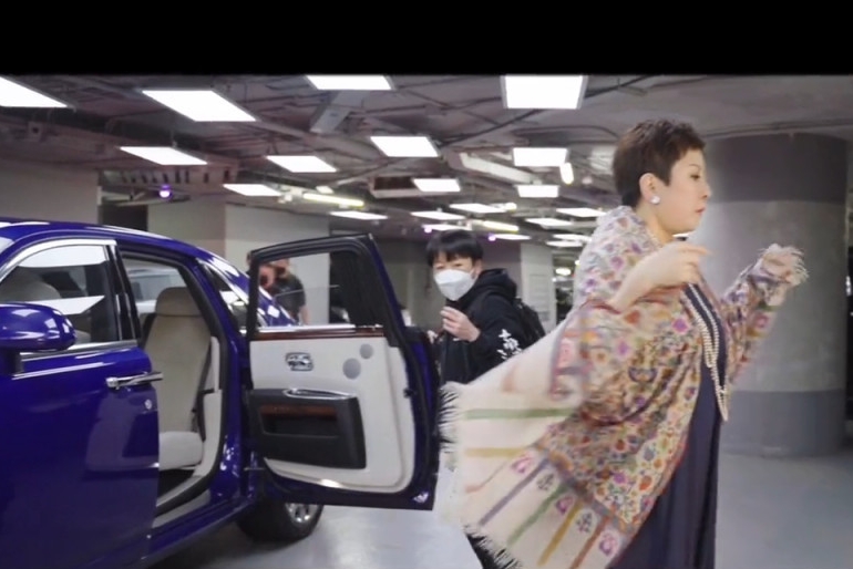 向太坐劳斯莱斯捧场 梁朝伟郭富城恭敬如小学生