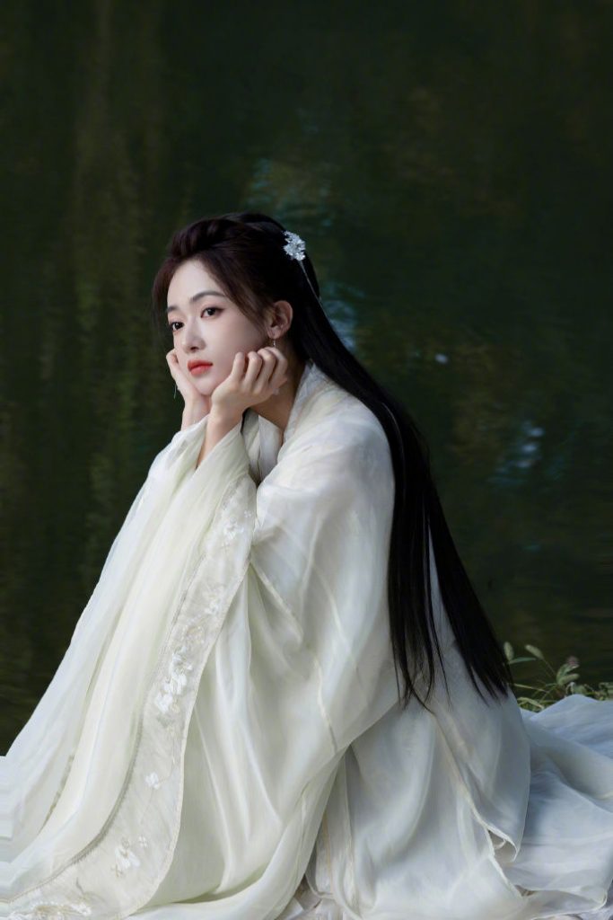 吴谨言1年没拍戏 　于正：危机前所未有