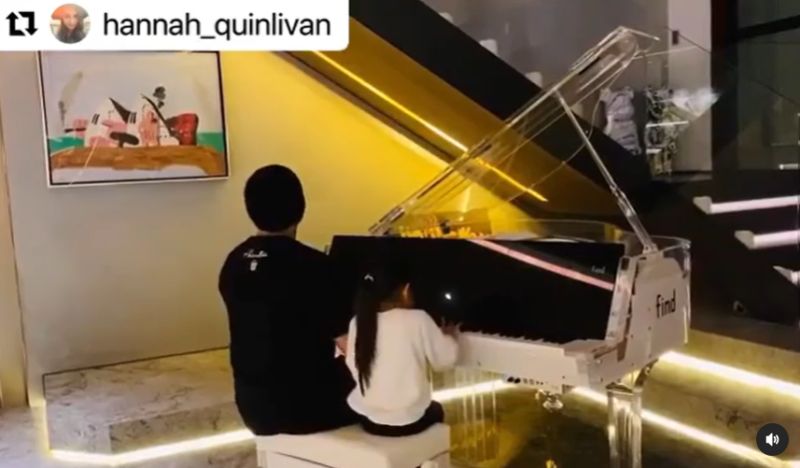 周杰伦深夜弹琴被提醒“吵到邻居” 跩回一句网赞:太狂了