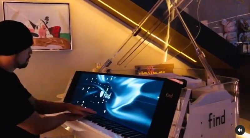 周杰伦深夜弹琴被提醒“吵到邻居” 跩回一句网赞:太狂了