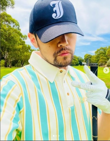 周杰伦深夜弹琴被提醒“吵到邻居” 跩回一句网赞:太狂了