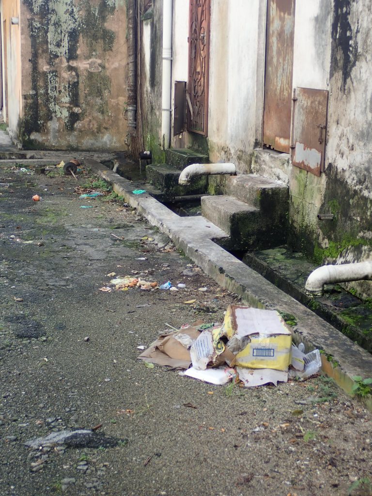 商家投诉垃圾置后巷 垃圾工友常没清理