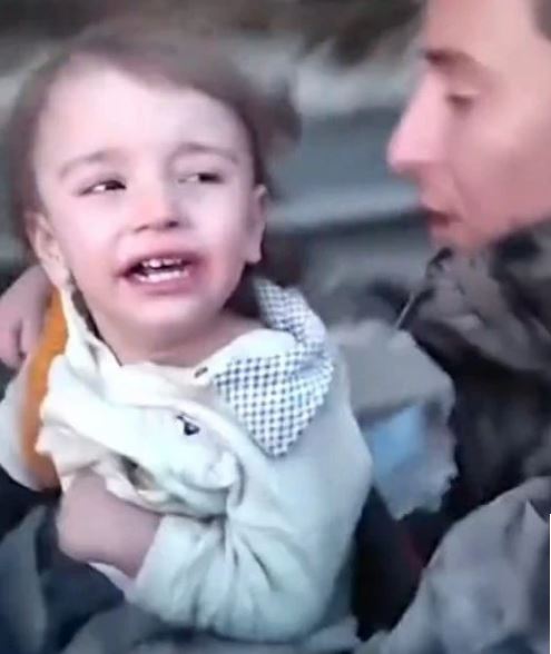 困40小时!搜救人员黑暗中挖出“1岁双胞胎” 奇迹生还画面曝光