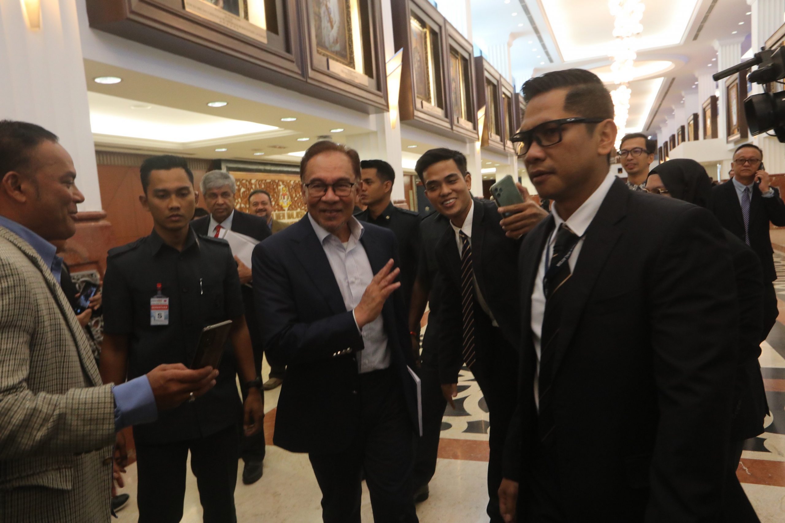 国会/ 安华:考虑会为SMART救援团队提供特别津贴,以示感谢