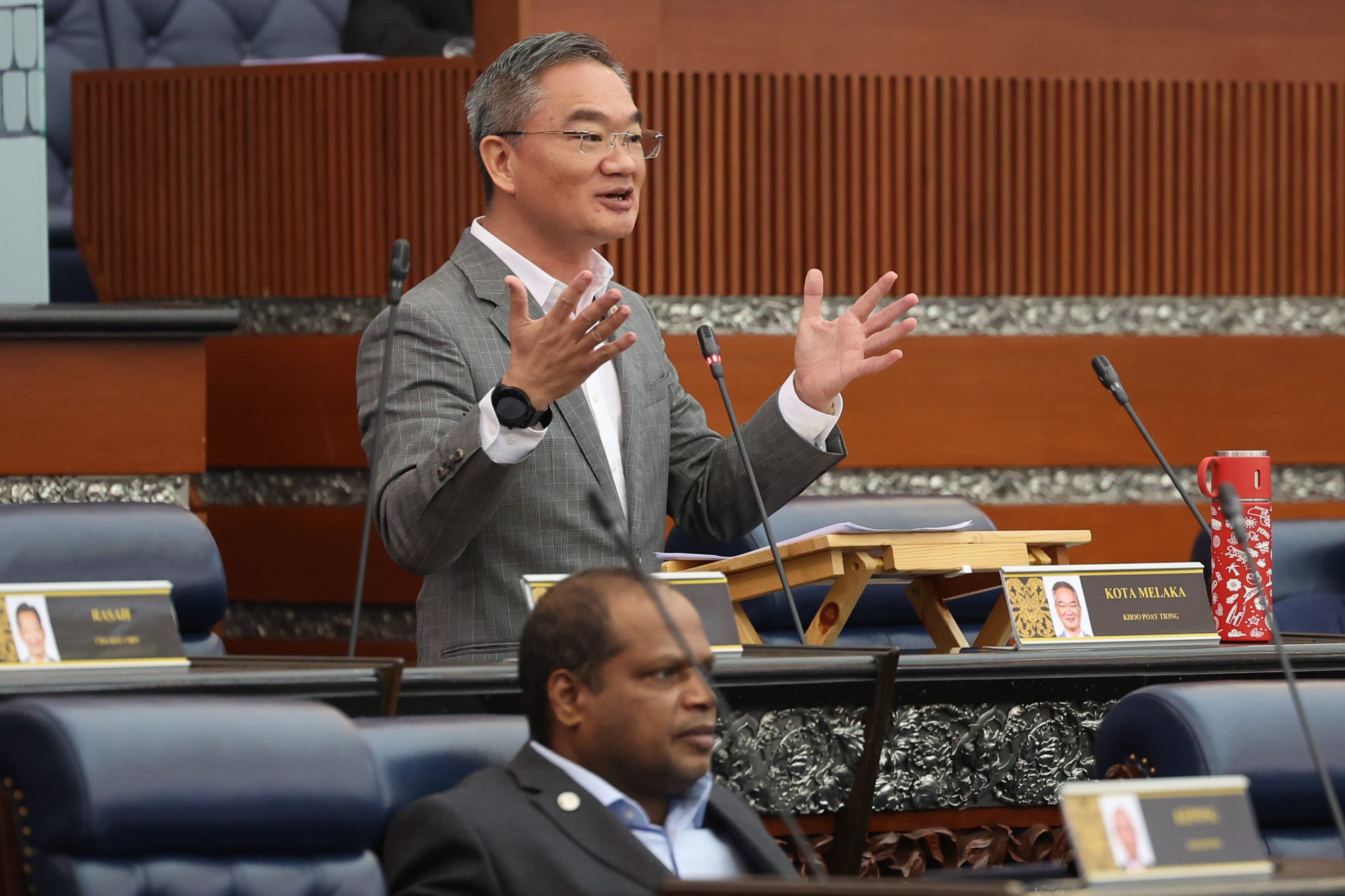 辩论一开始，邱培栋提慕尤丁女婿涉贪，最终被要求撤回言论