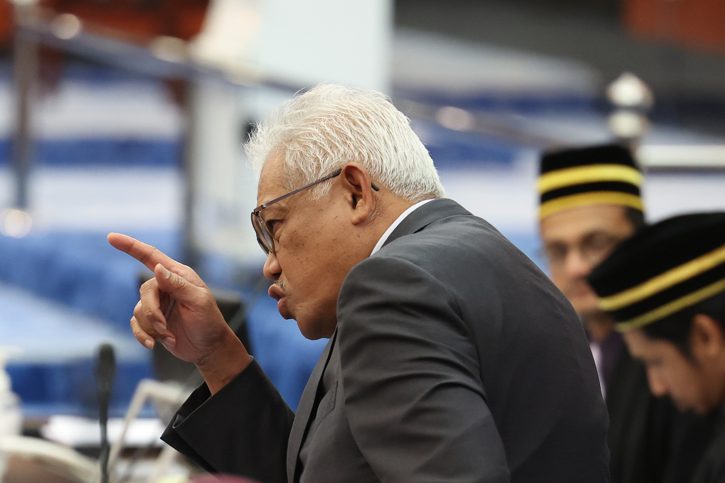 辩论一开始，邱培栋提慕尤丁女婿涉贪，最终被要求撤回言论