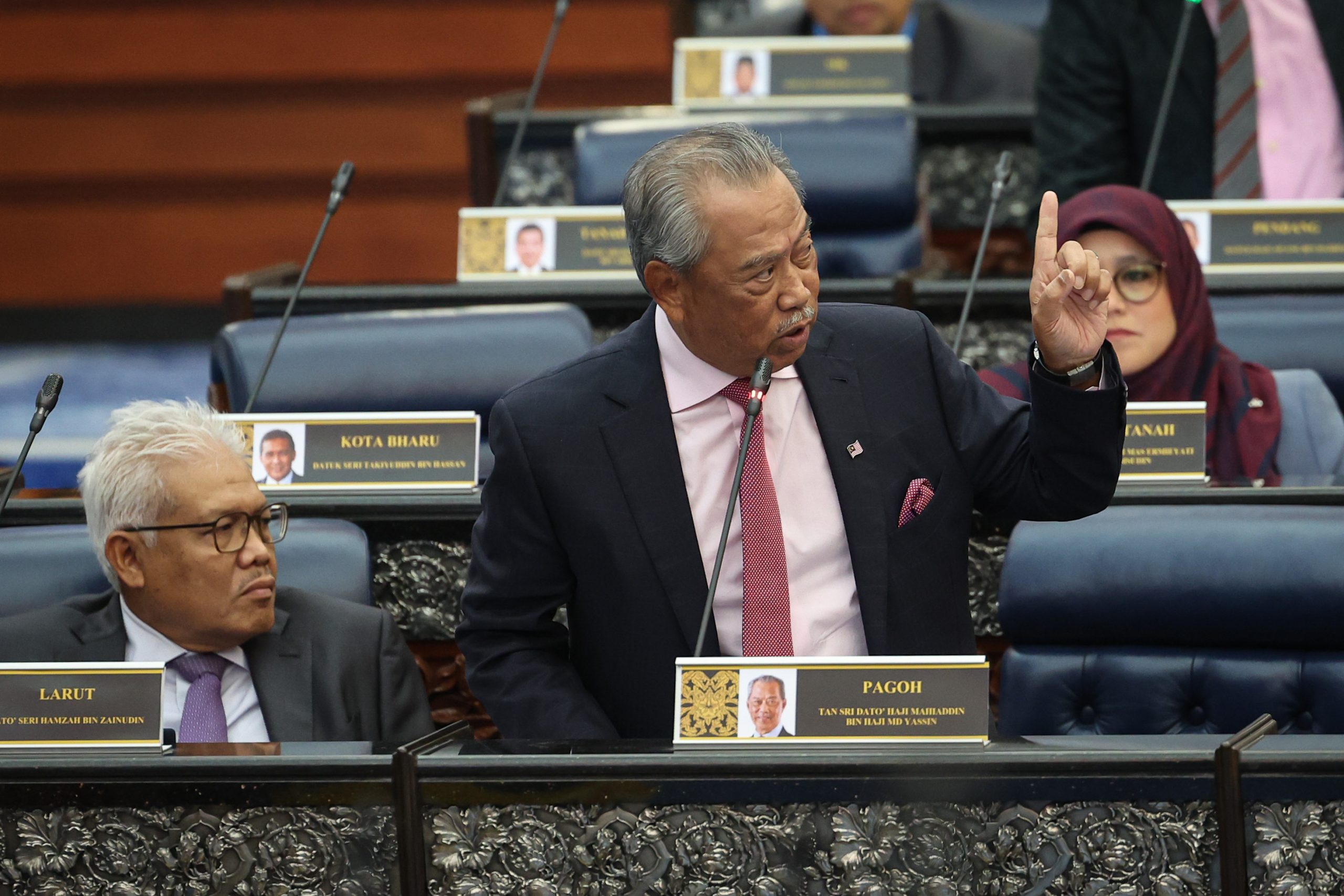 辩论一开始，邱培栋提慕尤丁女婿涉贪，最终被要求撤回言论