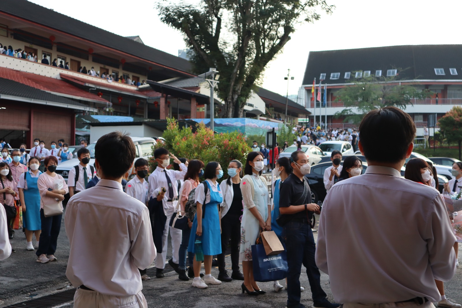 图集 | 没毕业袍没美食不收费！毕业生感恩父母 收校方特别礼物超温馨