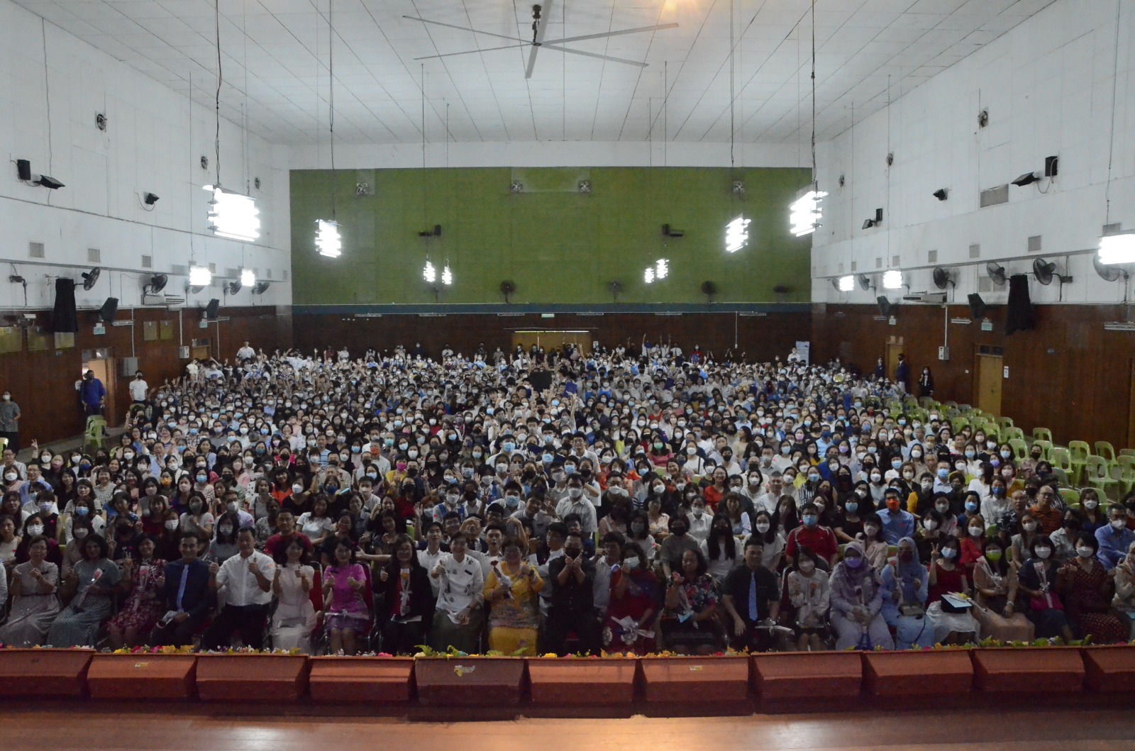 图集 | 没毕业袍没美食不收费！毕业生感恩父母 收校方特别礼物超温馨
