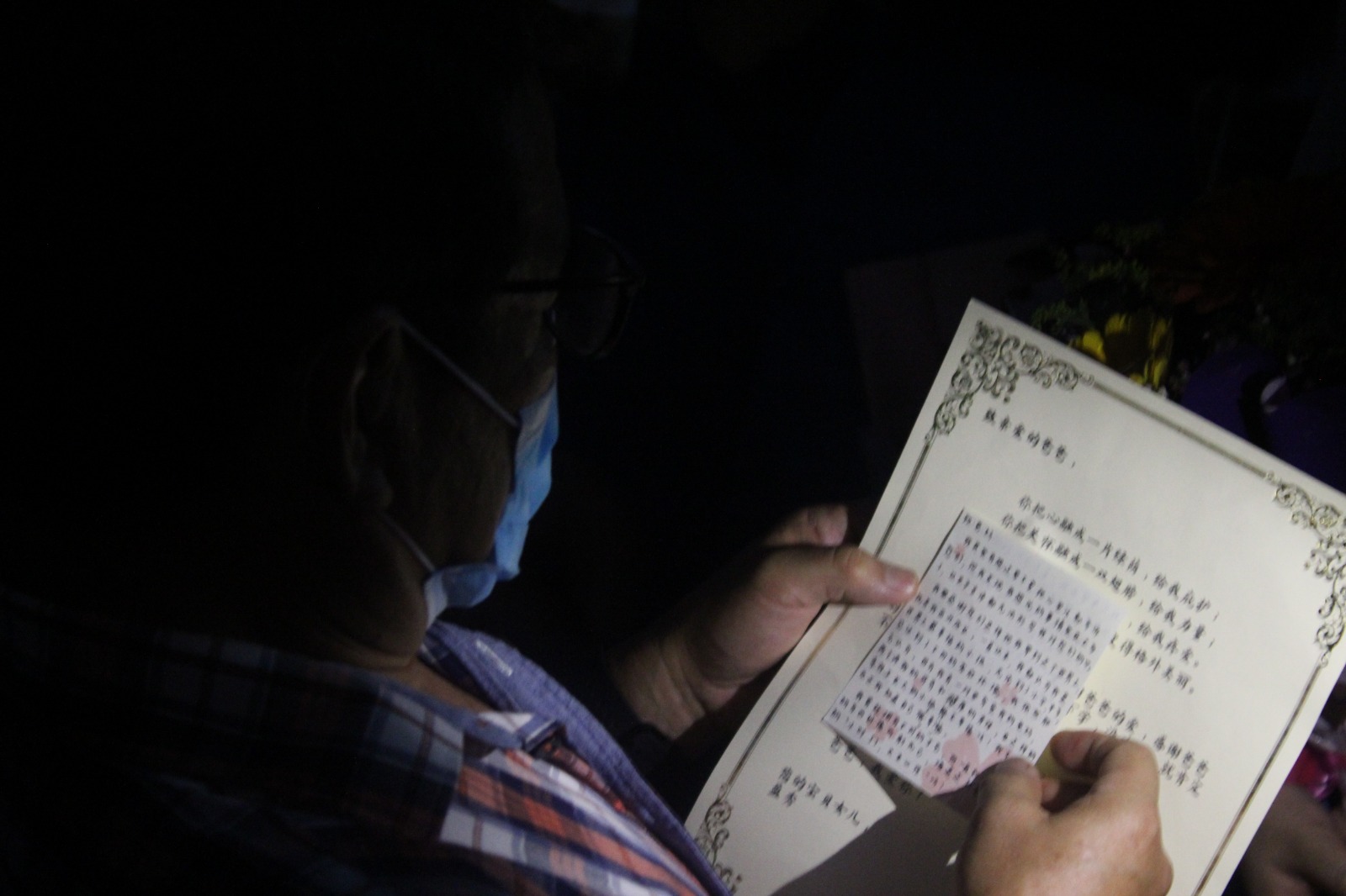 图集 | 没毕业袍没美食不收费！毕业生感恩父母 收校方特别礼物超温馨