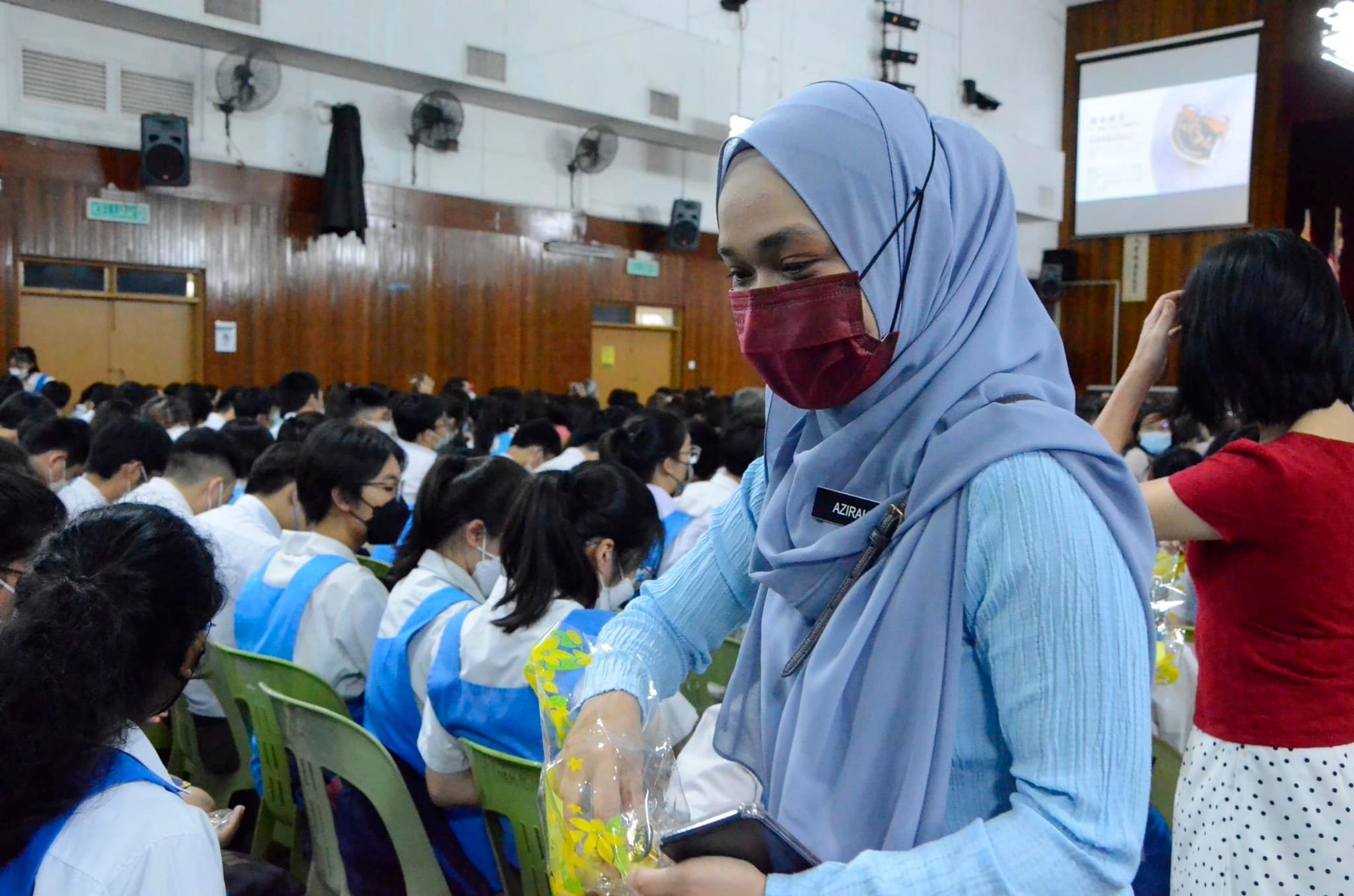 图集 | 没毕业袍没美食不收费！毕业生感恩父母 收校方特别礼物超温馨