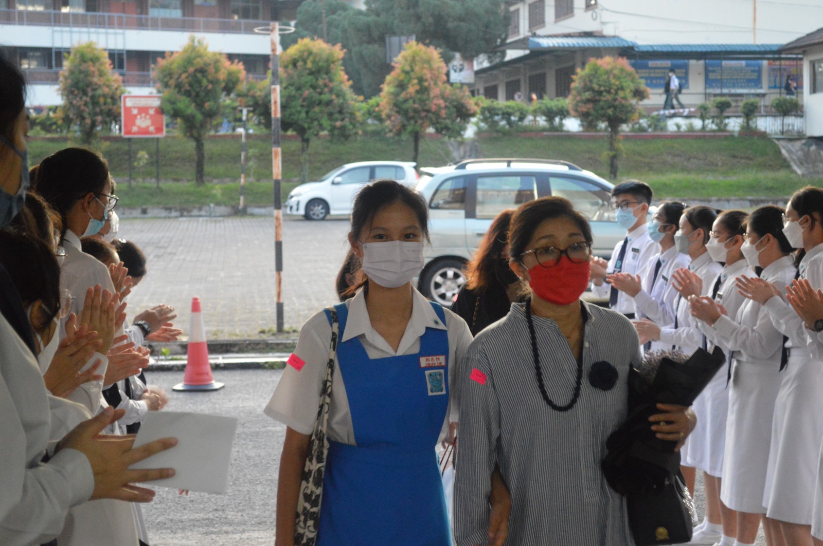 图集 | 没毕业袍没美食不收费！毕业生感恩父母 收校方特别礼物超温馨