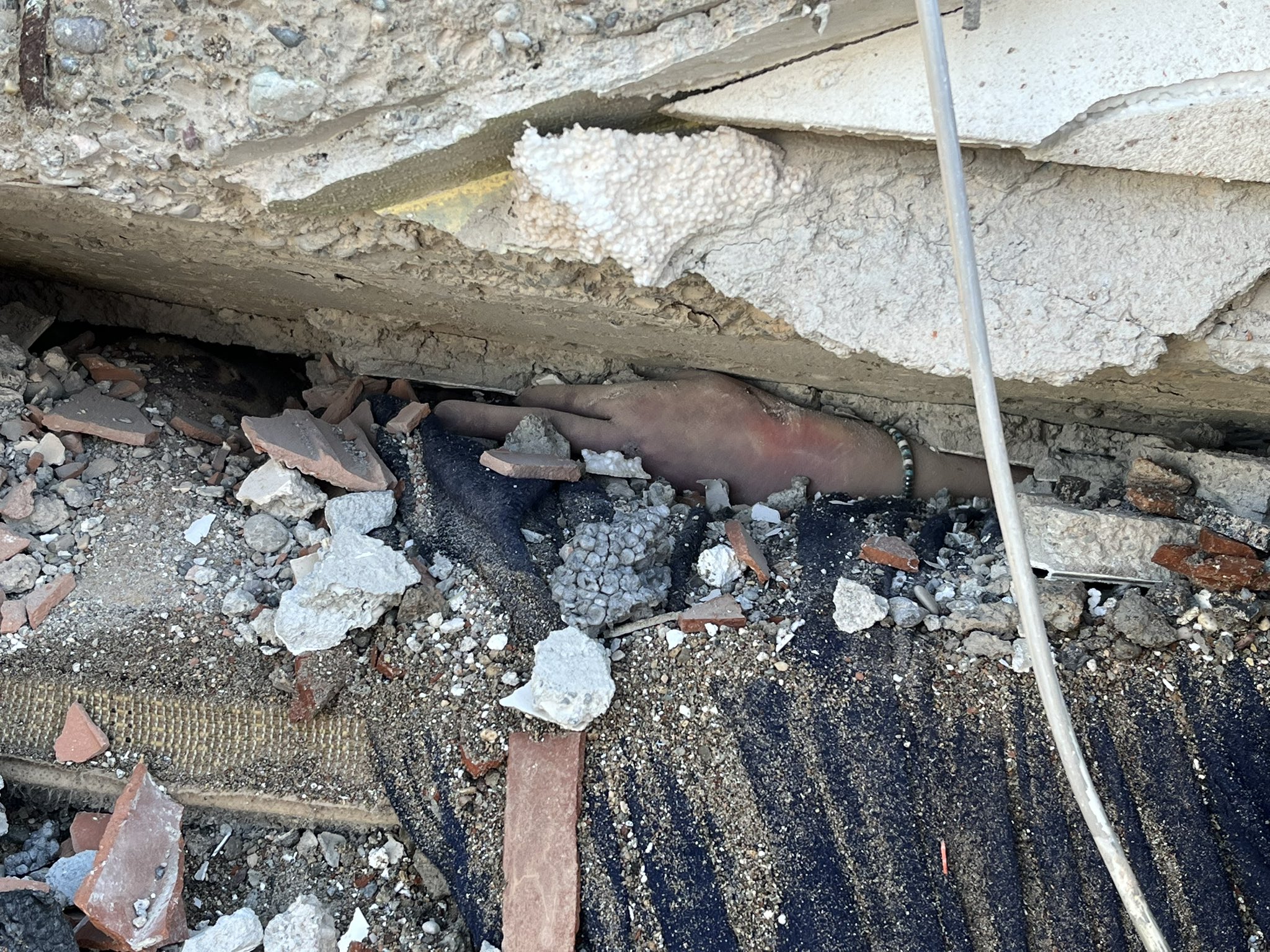 土耳其地震／电竞女选手疑被压废墟 只露一截手臂在外