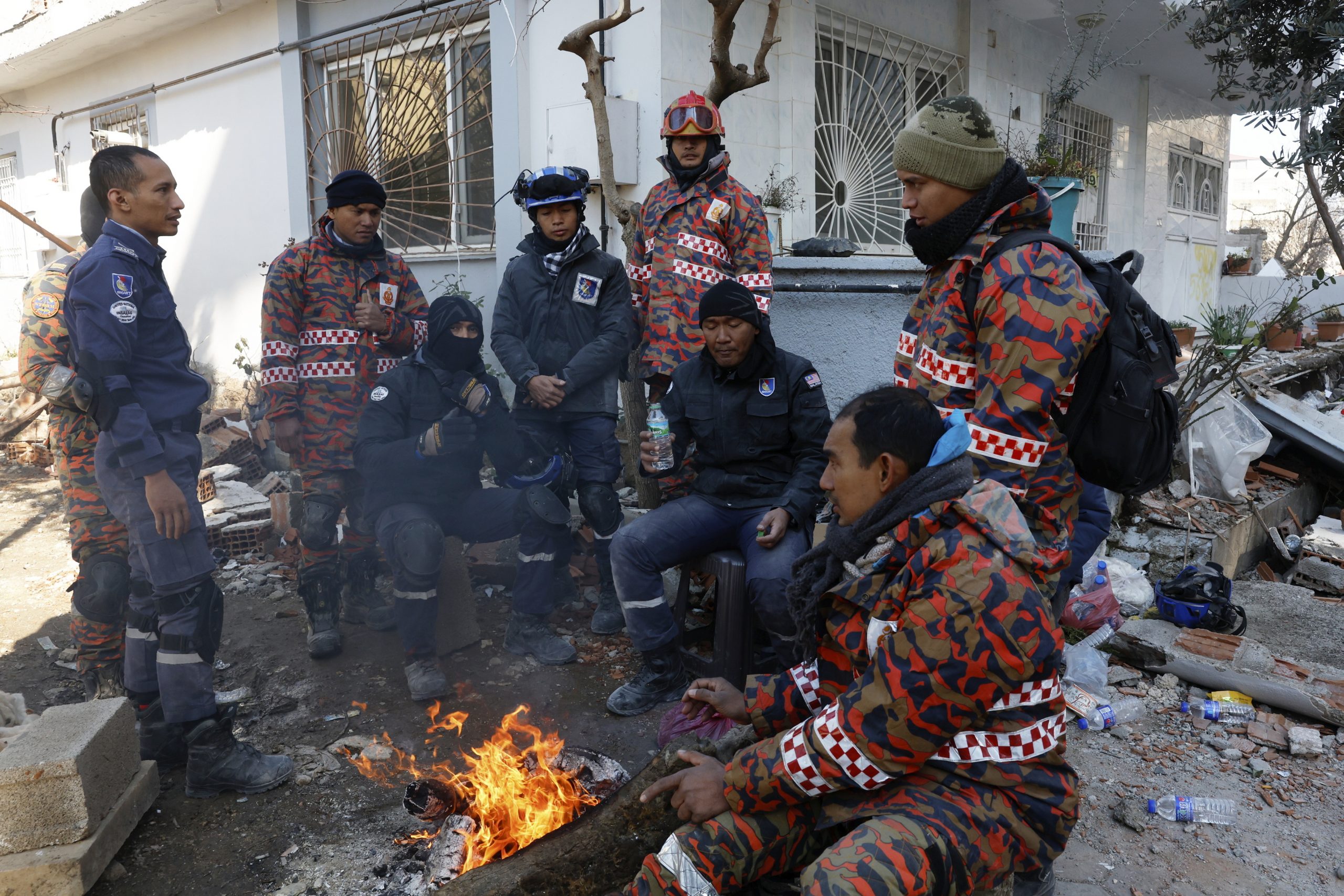 土耳其地震:大马出动142搜救员2搜救犬