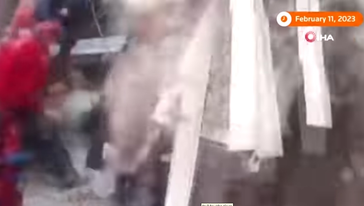 土耳其强震/视频/灾场二次坍塌 搜救队员惨遭活埋