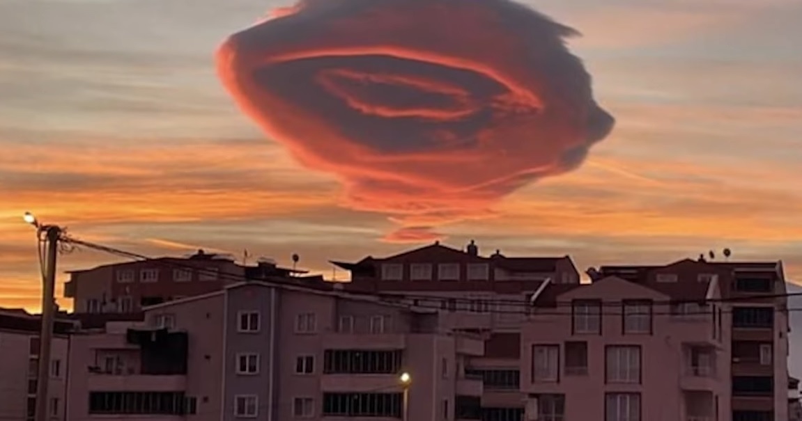 土耳其强震/震前诡异现象被指凶兆 专家:那是荚状云