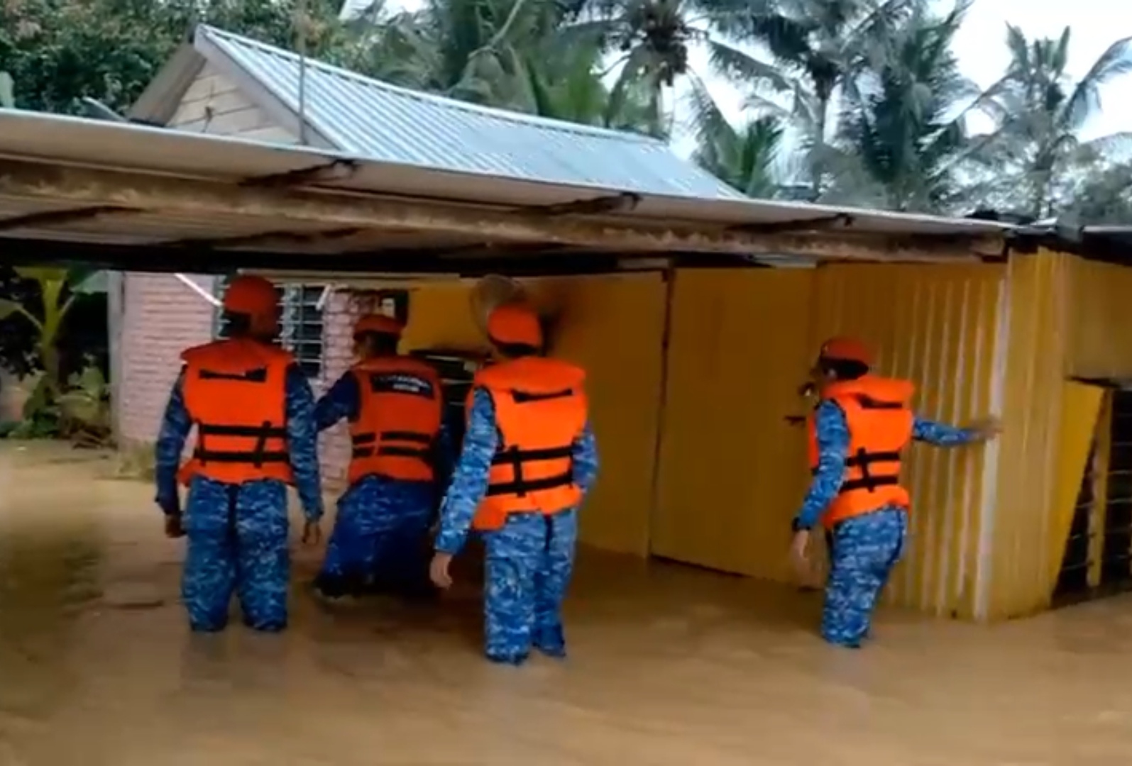 (大北马)双溪谷河岸决堤,甘榜巴当利茂淹水