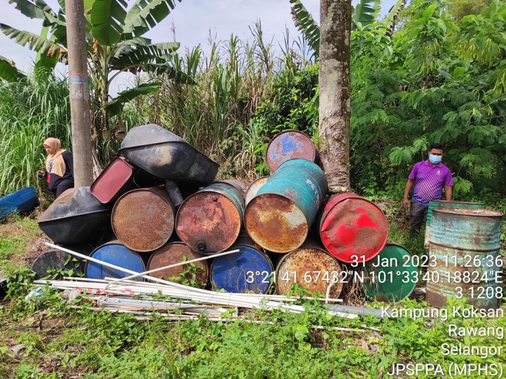 大都会:修车厂占地填河淌油恐污河遭取缔/5图
