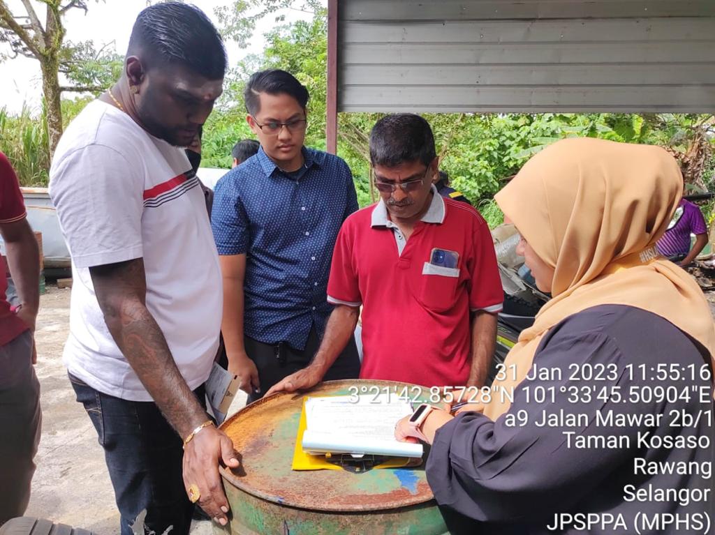 大都会:修车厂占地填河淌油恐污河遭取缔/5图