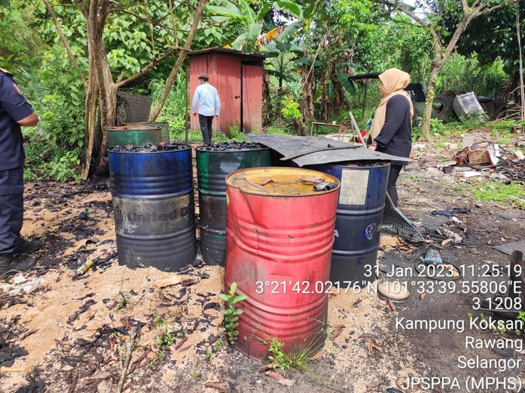 大都会:修车厂占地填河淌油恐污河遭取缔/5图