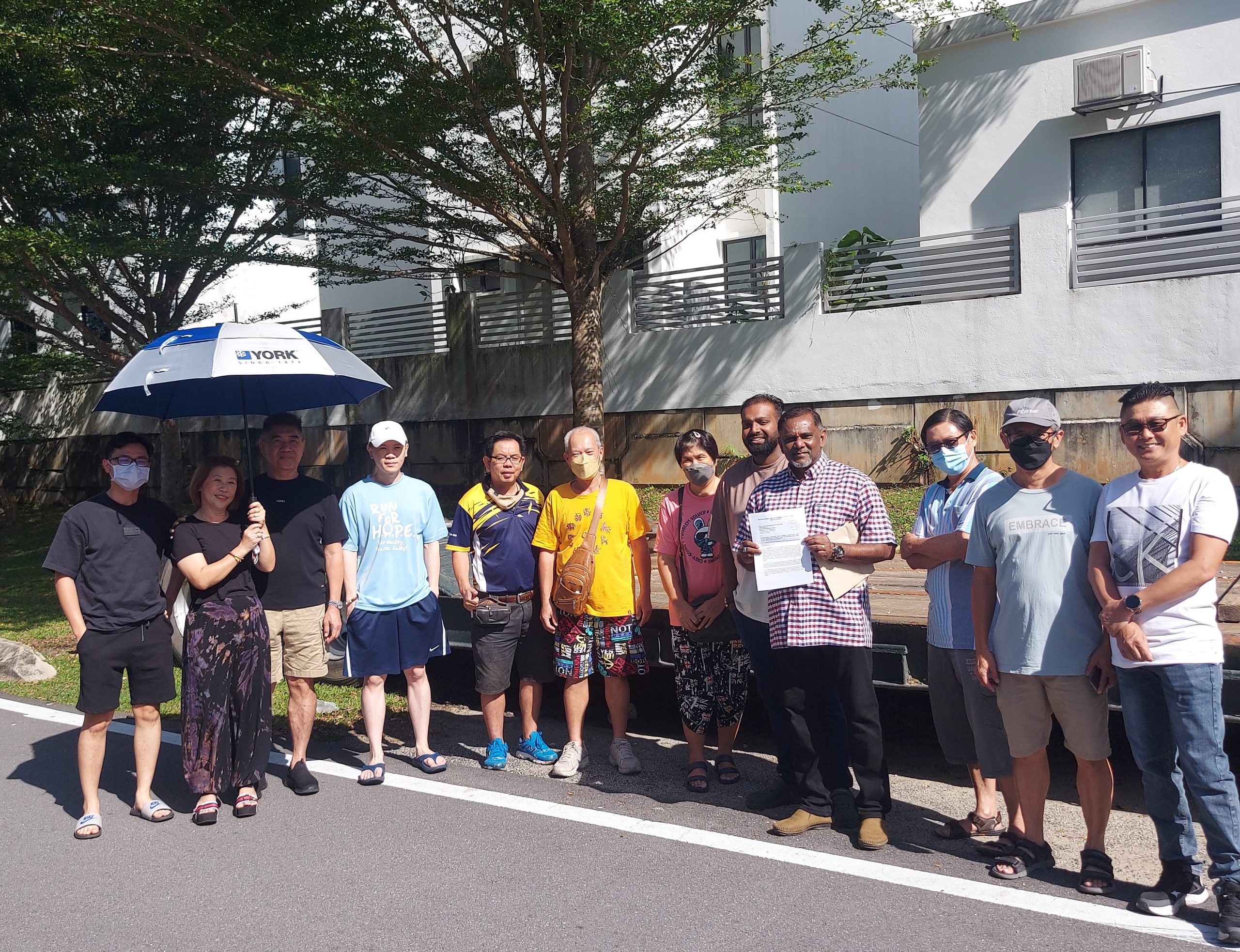 大都会/可做第三副文,早报做头/大型交通工具停路边引安全隐患/7图