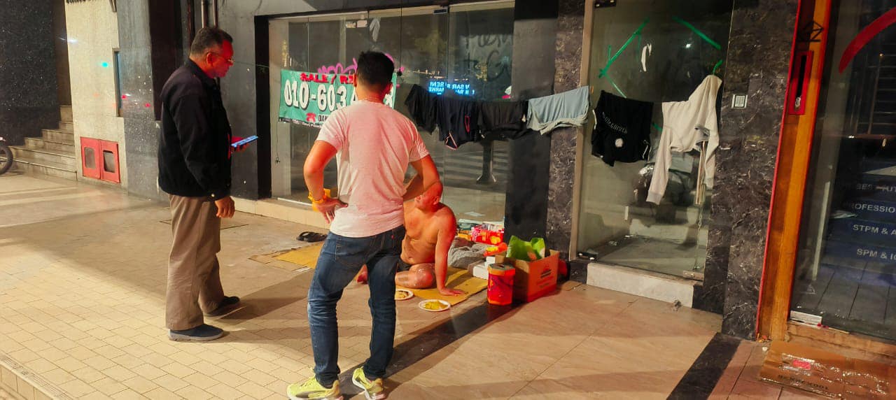 大都会/封面/跟进市中心商店在门口装置喷水设施,阻止流浪汉在五脚基聚集/10图