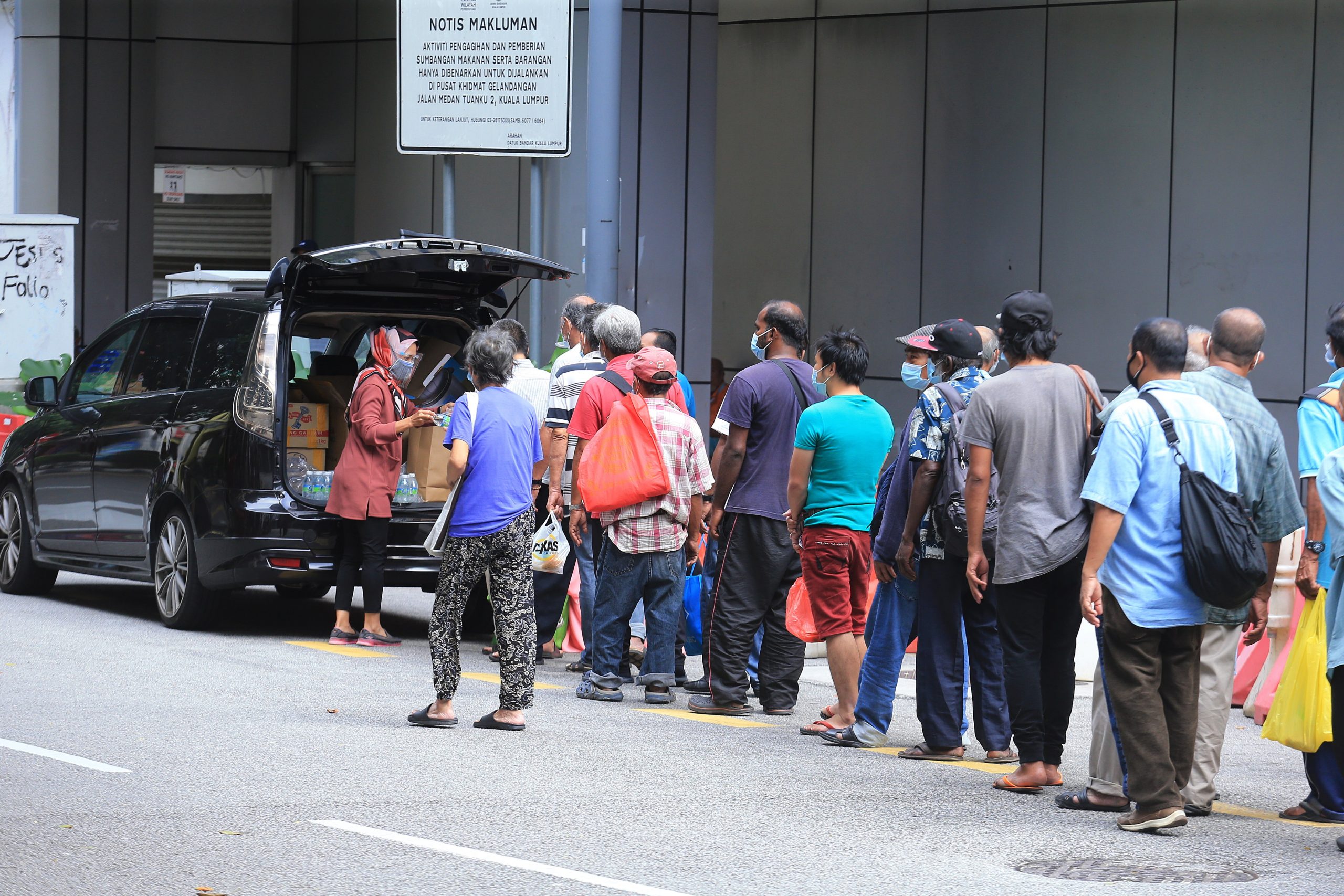 大都会/封面/跟进市中心商店在门口装置喷水设施,阻止流浪汉在五脚基聚集/10图