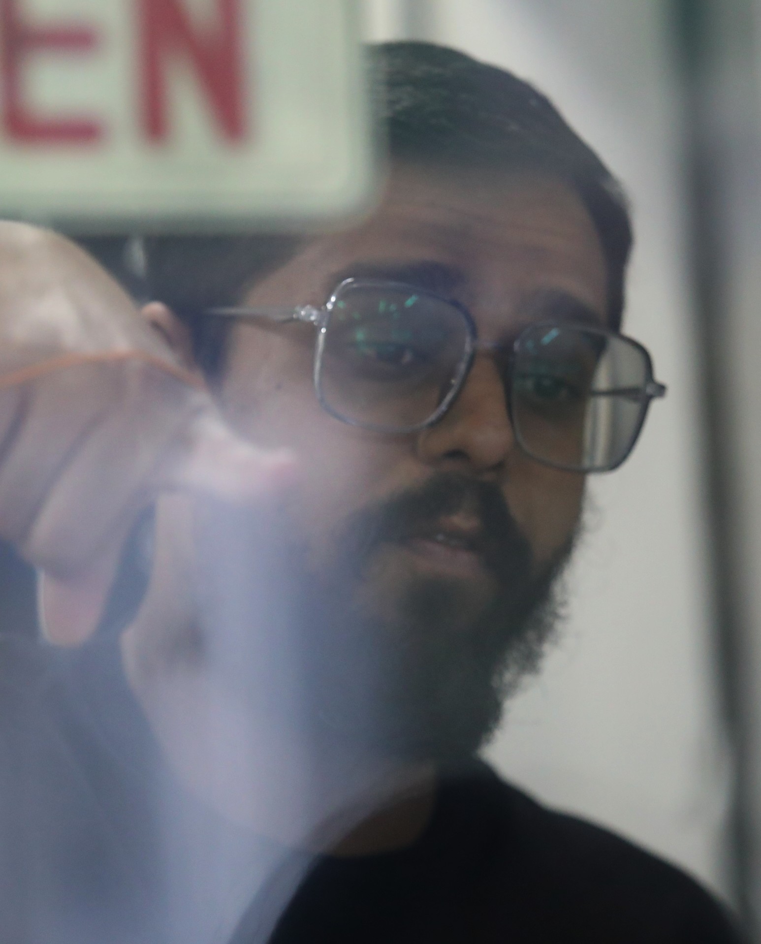 大都会/封面/跟进市中心商店在门口装置喷水设施,阻止流浪汉在五脚基聚集/10图