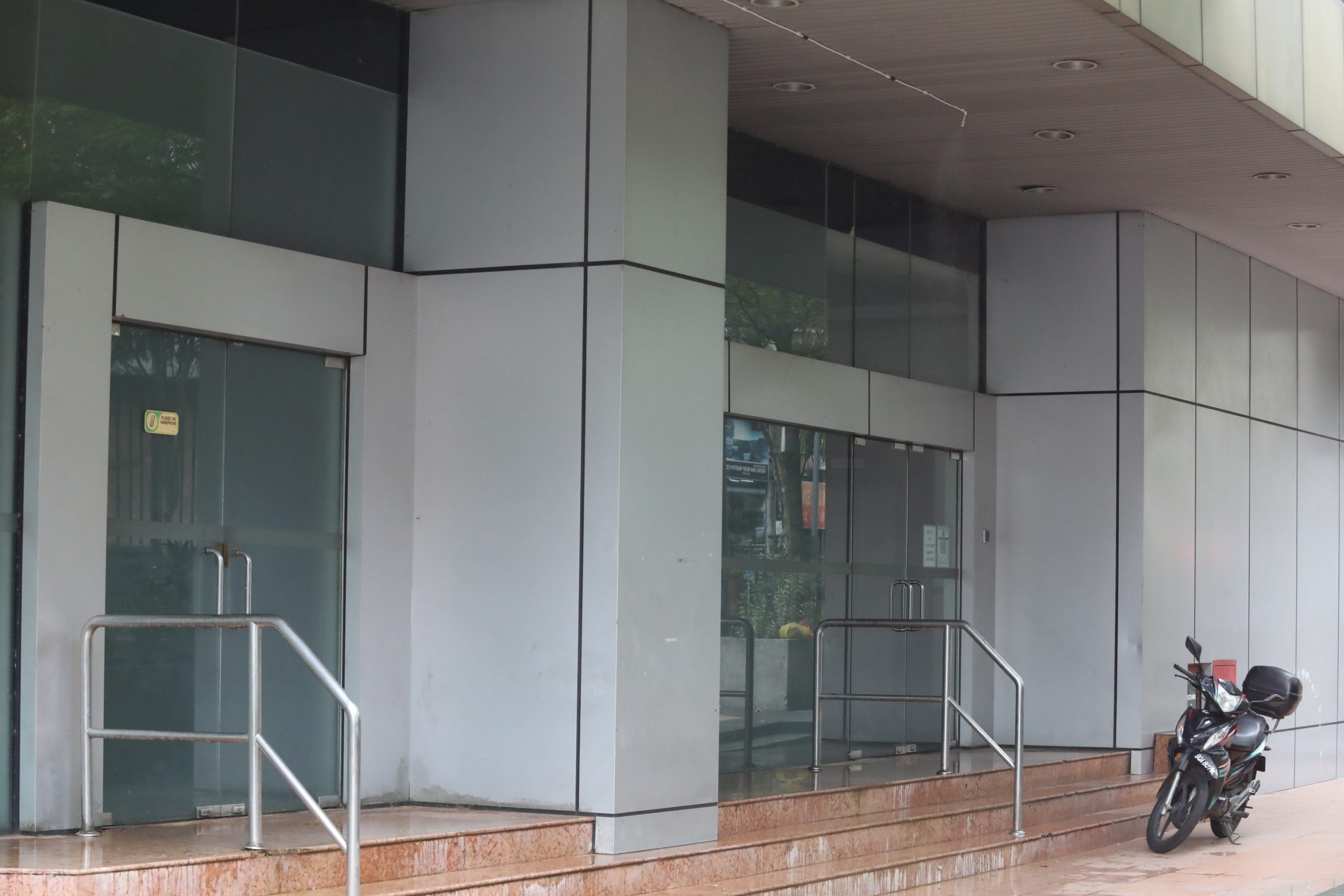 大都会/封面/跟进市中心商店在门口装置喷水设施,阻止流浪汉在五脚基聚集/10图