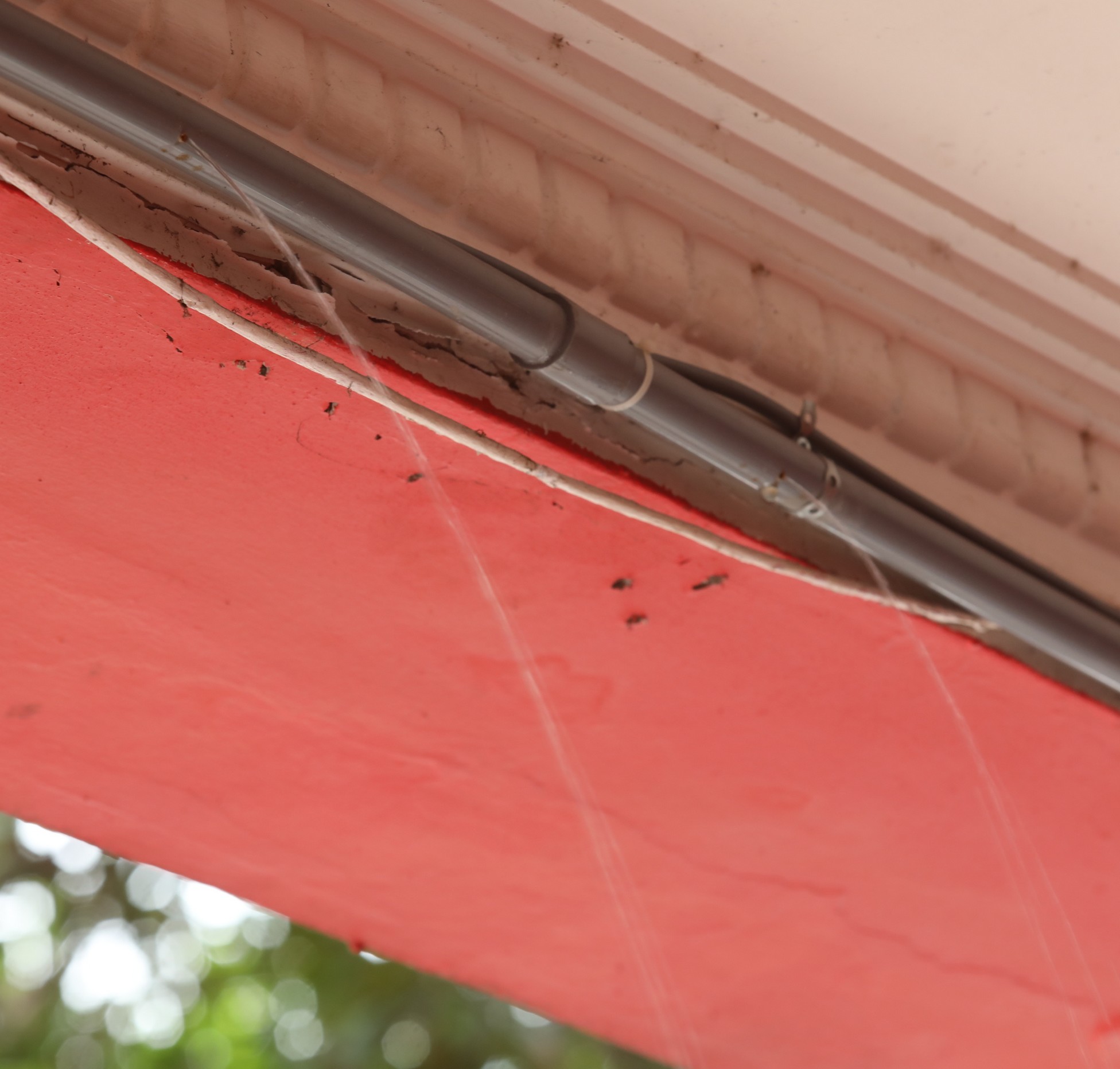 大都会/封面/跟进市中心商店在门口装置喷水设施,阻止流浪汉在五脚基聚集/10图