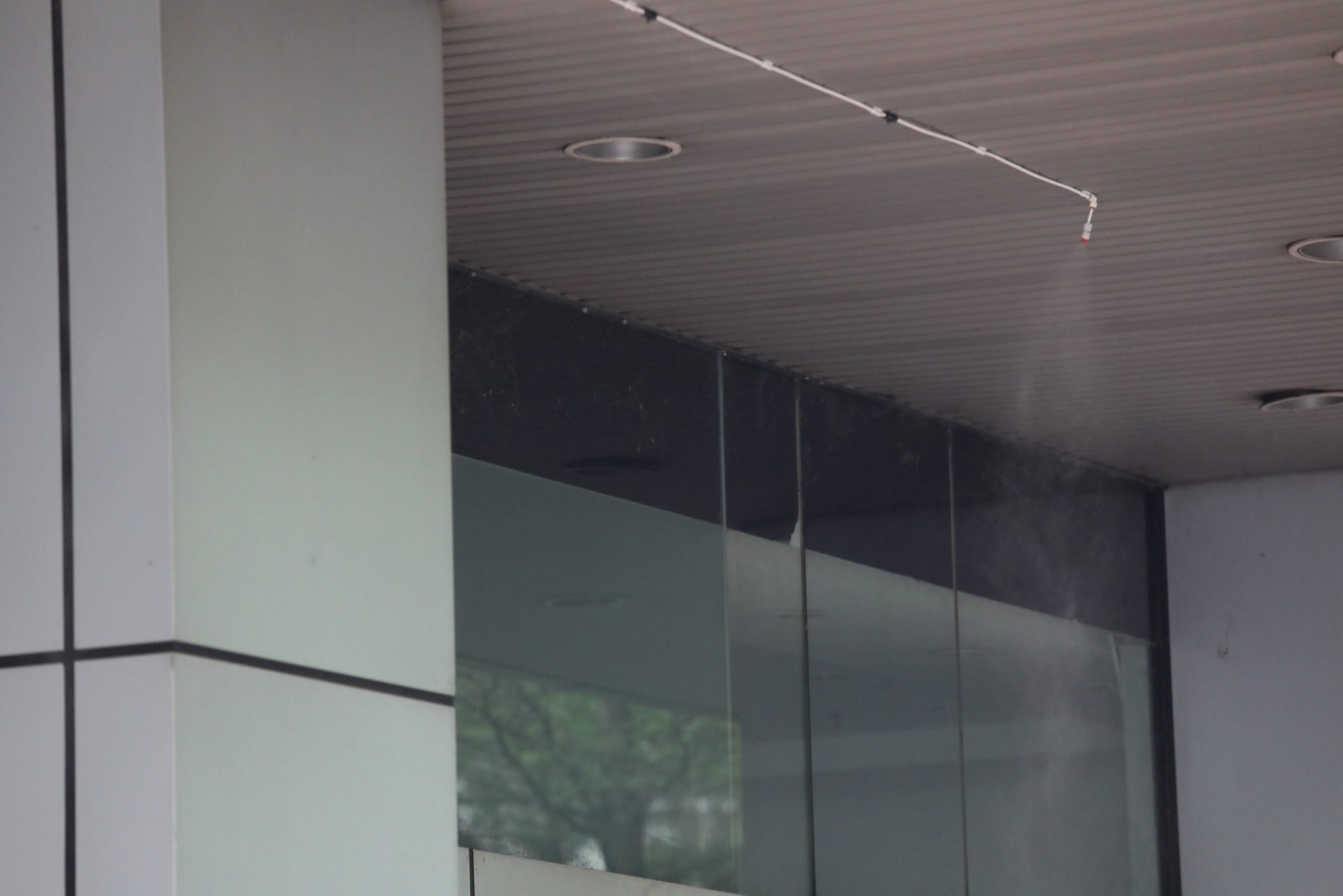 大都会/封面/跟进市中心商店在门口装置喷水设施,阻止流浪汉在五脚基聚集/10图