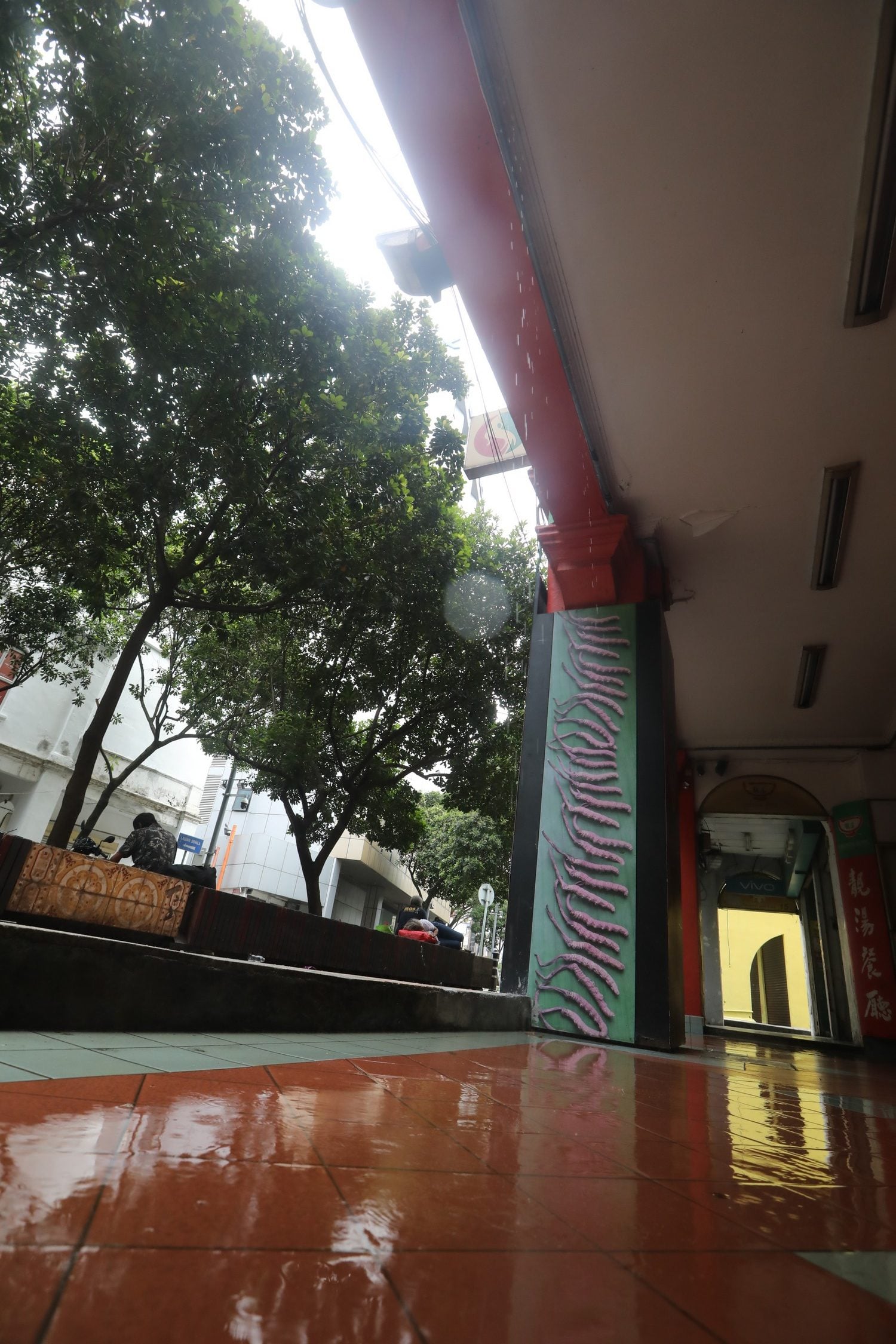 大都会/封面/跟进市中心商店在门口装置喷水设施,阻止流浪汉在五脚基聚集/10图