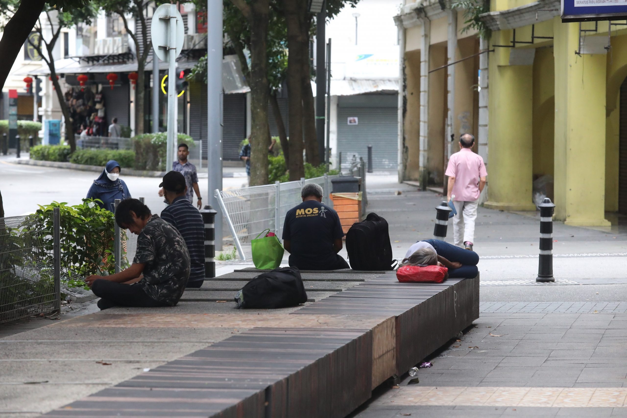 大都会/封面/跟进市中心商店在门口装置喷水设施,阻止流浪汉在五脚基聚集/10图