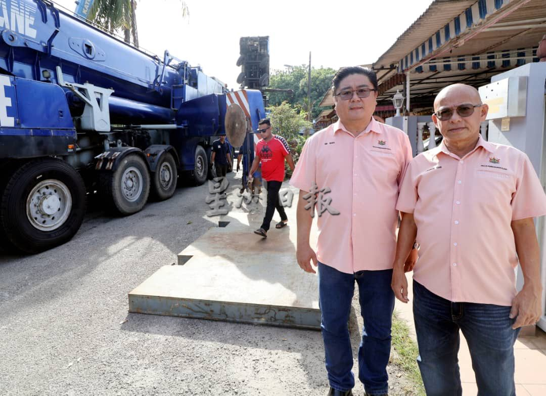 大都会/跟进“倒立”吊车