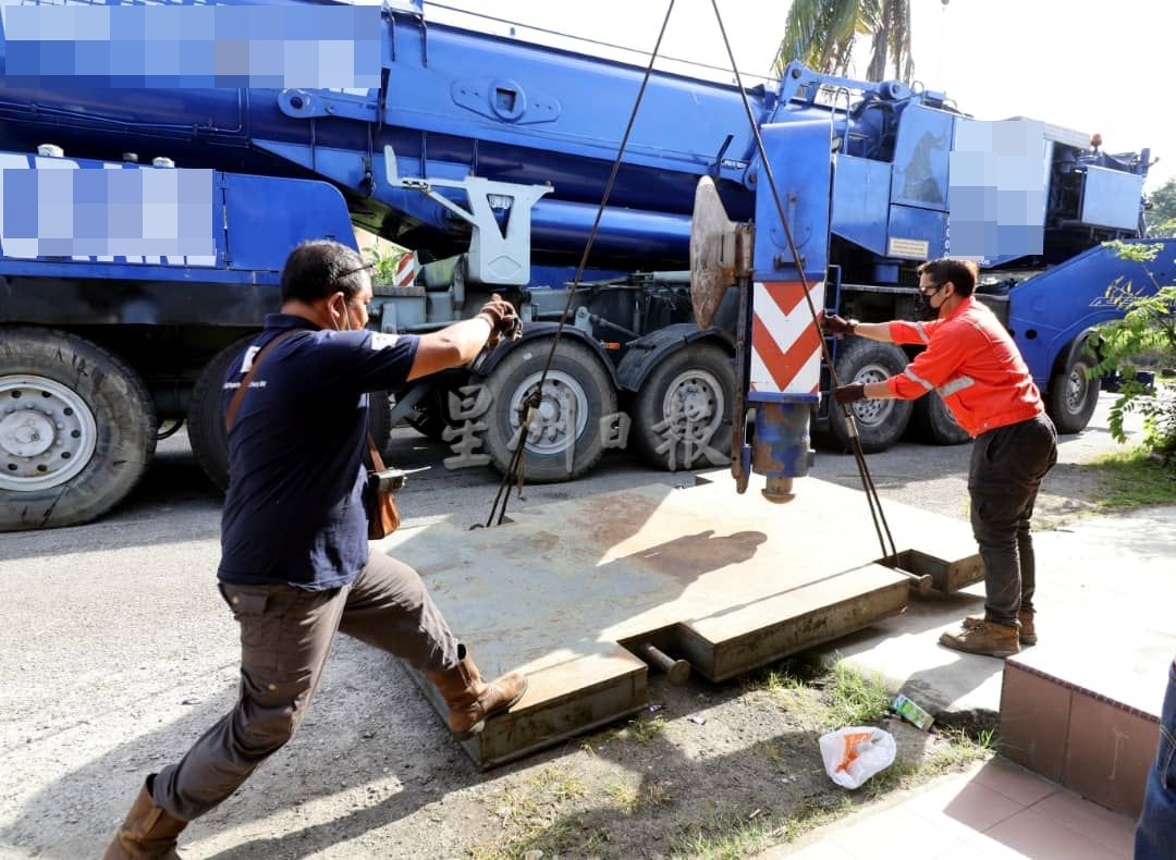 大都会/跟进“倒立”吊车