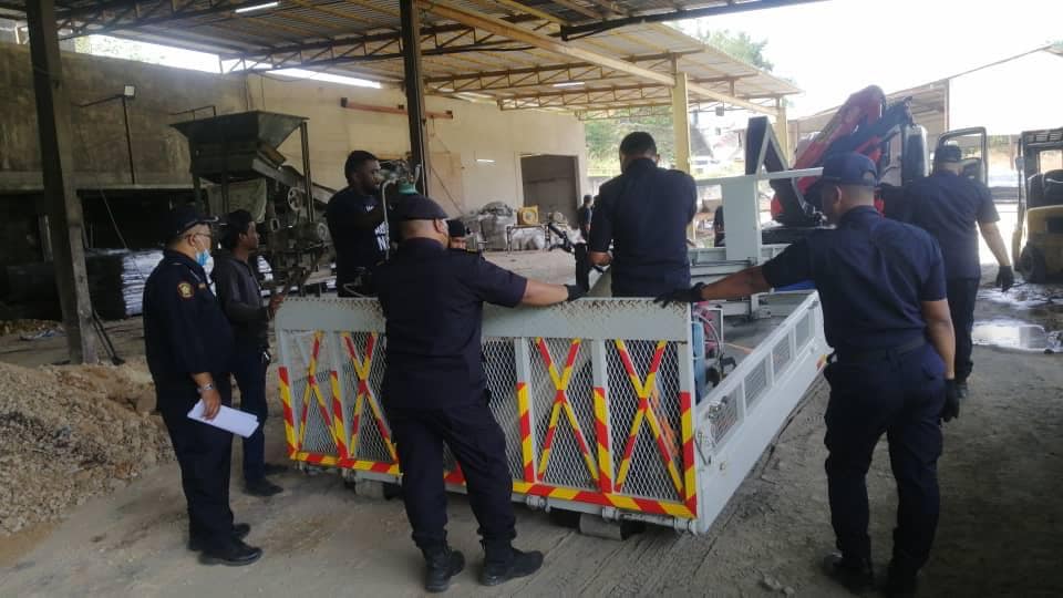 大都会:非法肥料厂被取缔/7图