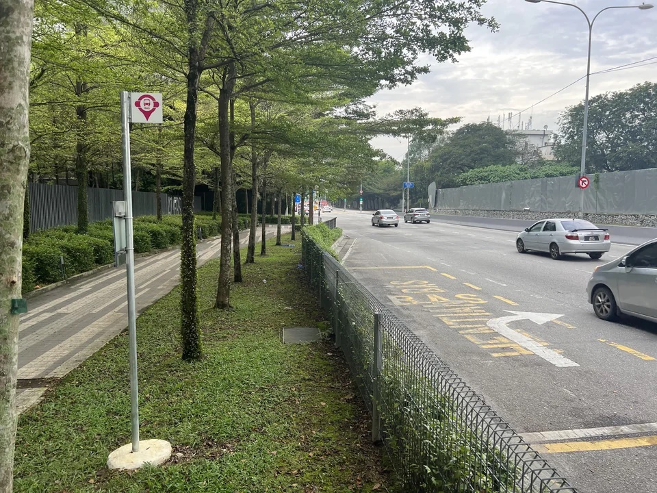 大都会/The Capers外的围栏阻挡巴士站 3图