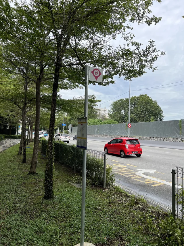 大都会/The Capers外的围栏阻挡巴士站 3图