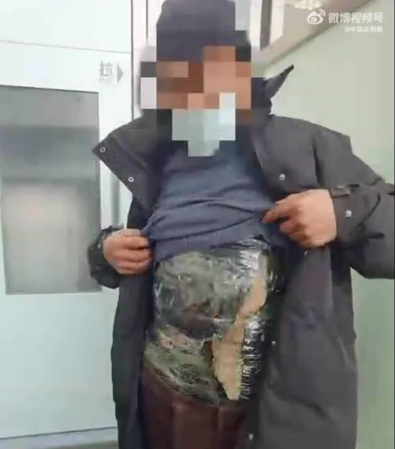 太诡异！中国走私客将「牛肚」绑身上 网友笑翻