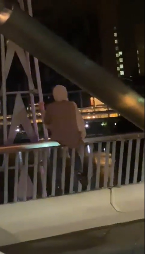 女子危坐布城桥栏上痛哭 2官员路过劝解救下女子